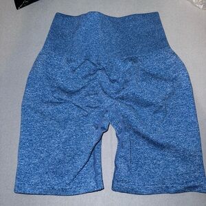 NVGTN SHORTS
•Scrunch butt
•size small
• blue color
